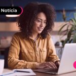 mulher trabalhando no seu notebook