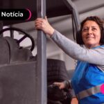 Mulher trabalhadora CLT em fábrica