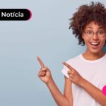 Mulher apontando para cima