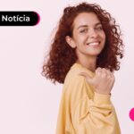 mulher com blusa amarela sorrindo