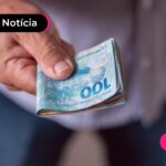 Pessoa entregando dinheiro esquecido do PIS/Pasep que começou a ser pago na sexta.
