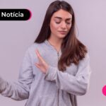 mulher se distanciando do celular