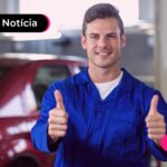 Trabalhador CLT fazendo sinal de joinha após ler notícia sobre consignado privado.