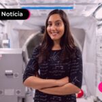 mulher com blusa preta com detalhes de contas matemáticas