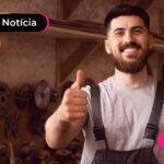 Pessoa com uniforme de trabalho fazendo sinal de "joinha" com a mão.