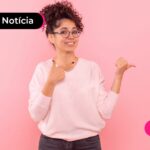 Mulher apontado para o lado