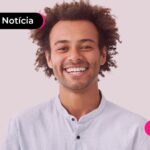 Trabalhador CLT sorrindo.