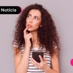 Mulher mexendo no celular