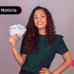 Mulher segurando dinheiro