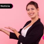 Jovem sorrindo após ler nova notícia sobre valores do consignado privado.