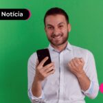 Pessoa comemorando após ler notícia sobre liberação dos pagamentos do saque aniversário.