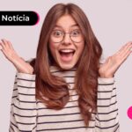 mulher feliz com uma blusa listrada de branco e preto