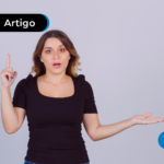 Mulher em duvida apontando para cima
