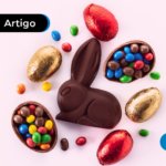 Ovos de pascoa de chocolate ao redor de um coelho de chocolate