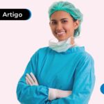 Mulher vestida com avental cirúrgico