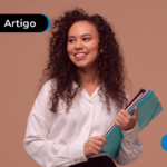 Trabalhadora administrativa segurando pastas