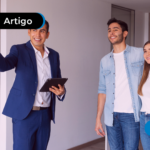 Corretor de imóveis mostrando casa para um casal
