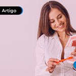 Dentista segurando uma dentadura de plástico