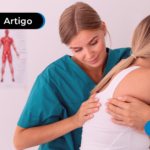 Fisioterapeuta em consulta com uma paciente