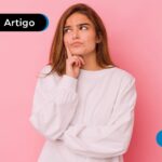 Mulher com camisa branca pensativa