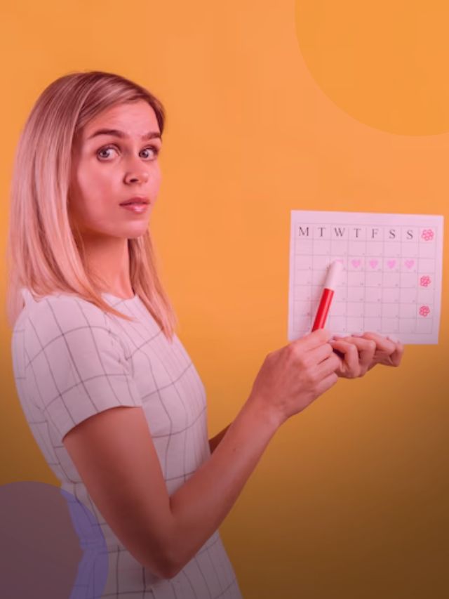 Mulher com um calendário anotando quando o pagamento do seu bolsa família vai sair.