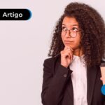 mulher com blazer preto e de óculos pensando.