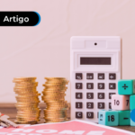 Calculadora do lado de uma pilha de moeda