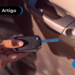 Pessoa segurando chave do carro perto do porta do mesmo