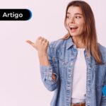 Mulher feliz com seu casaco jeans.