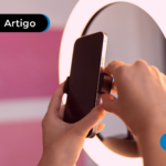 Pessoa ajustando o celular em um suporte