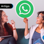 Mulheres sorrindo e segurando a logo do whatsapp