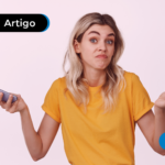 Mulher segurando um cartão de crédito.