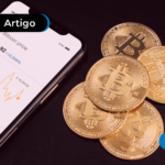 Moedas e celular com site para investir em criptomoedas.