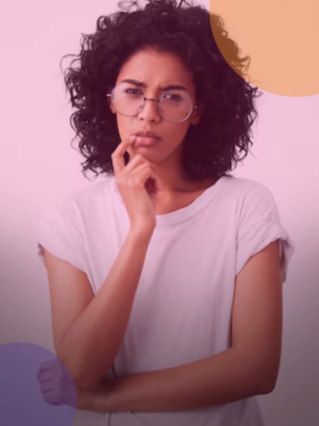 Mulher em dúvida sobre como prosseguir na declaração pre-preenchida.