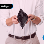 Homem segurando uma carteira vazia de trabalho