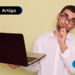 Homem mexendo no computador