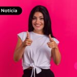 Pessoa fazendo sinal de "Joinha" após ler notícia com pesquisa sobre dedução do Imposto de renda.