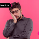Homem com expressão de cansaço