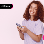 mulher feliz mexendo no celular
