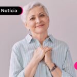 idosa feliz com blusa azul