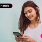 Mulher mexendo no celular