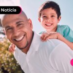 Homem feliz segurando seu filho