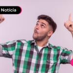 Pessoa comemorando pagamento do Bolsa Família do mês de abril.