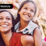 Jovem com criança no colo.