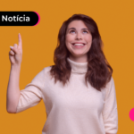Pessoa sorrindo após ler notícia sobre contratação do consignado privado direto nos bancos.