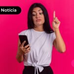Mulher apontando para cima