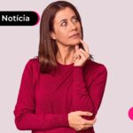 mulher pensativa de blusa rosa