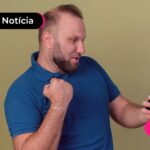 Pessoa usando celular para ler notícia sobre consignado privado.