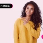 Mulher apontando para cima