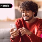 Homem mexendo no celular